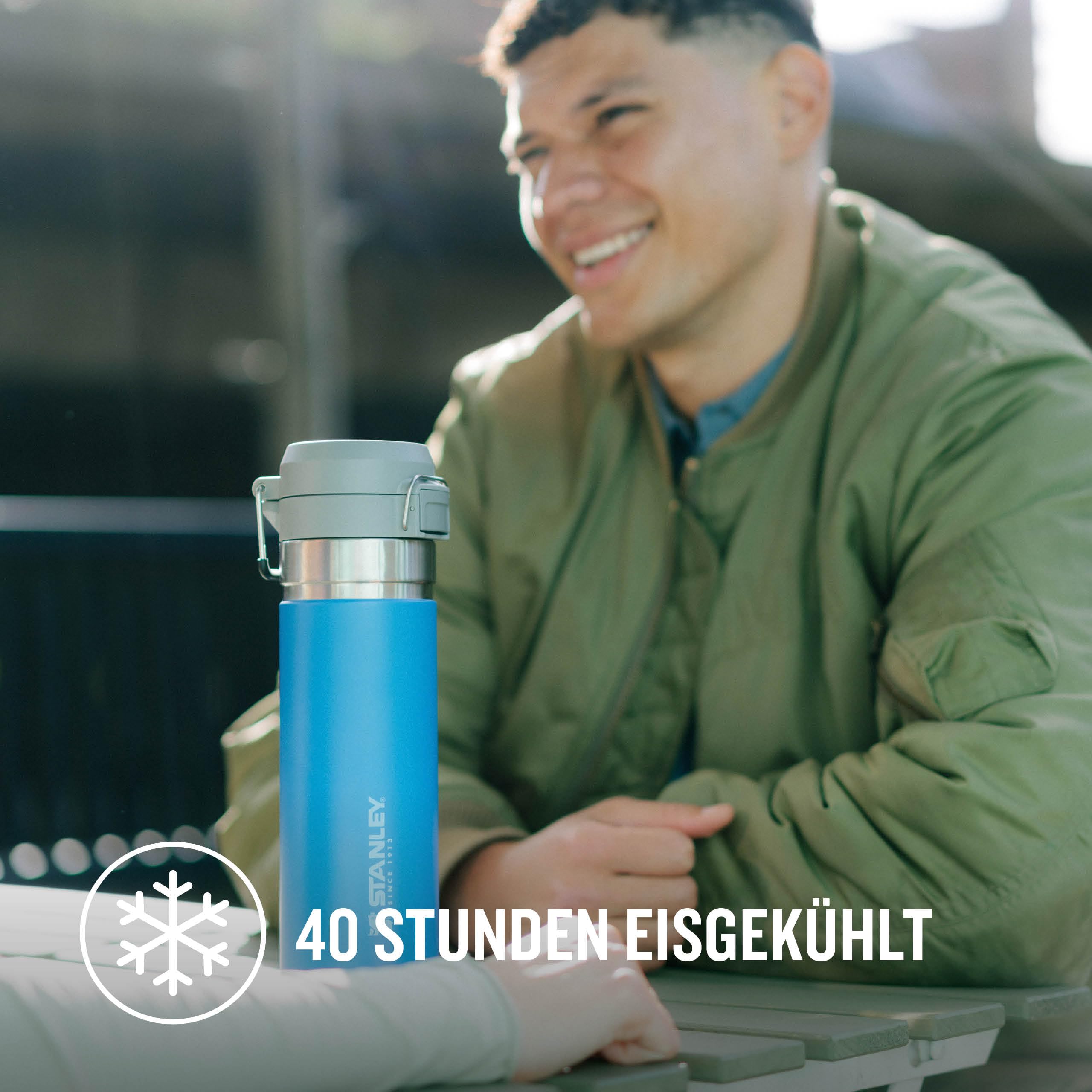 stanley-1913-quick-flip-trinkflasche-0-7-l-azure-edelstahl-isolierflasche-mit-st image 4